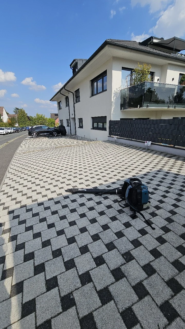 Gereinigte gepflasterte Außenfläche an einem Objekt