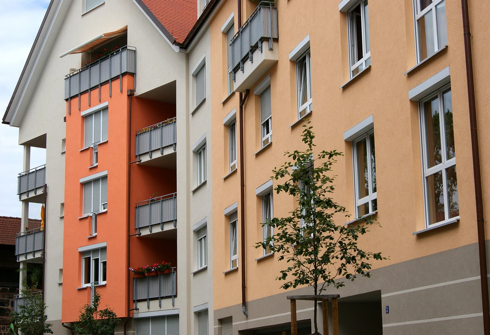 Gepflegte Außenansicht einer fertiggestellten Wohnanlage