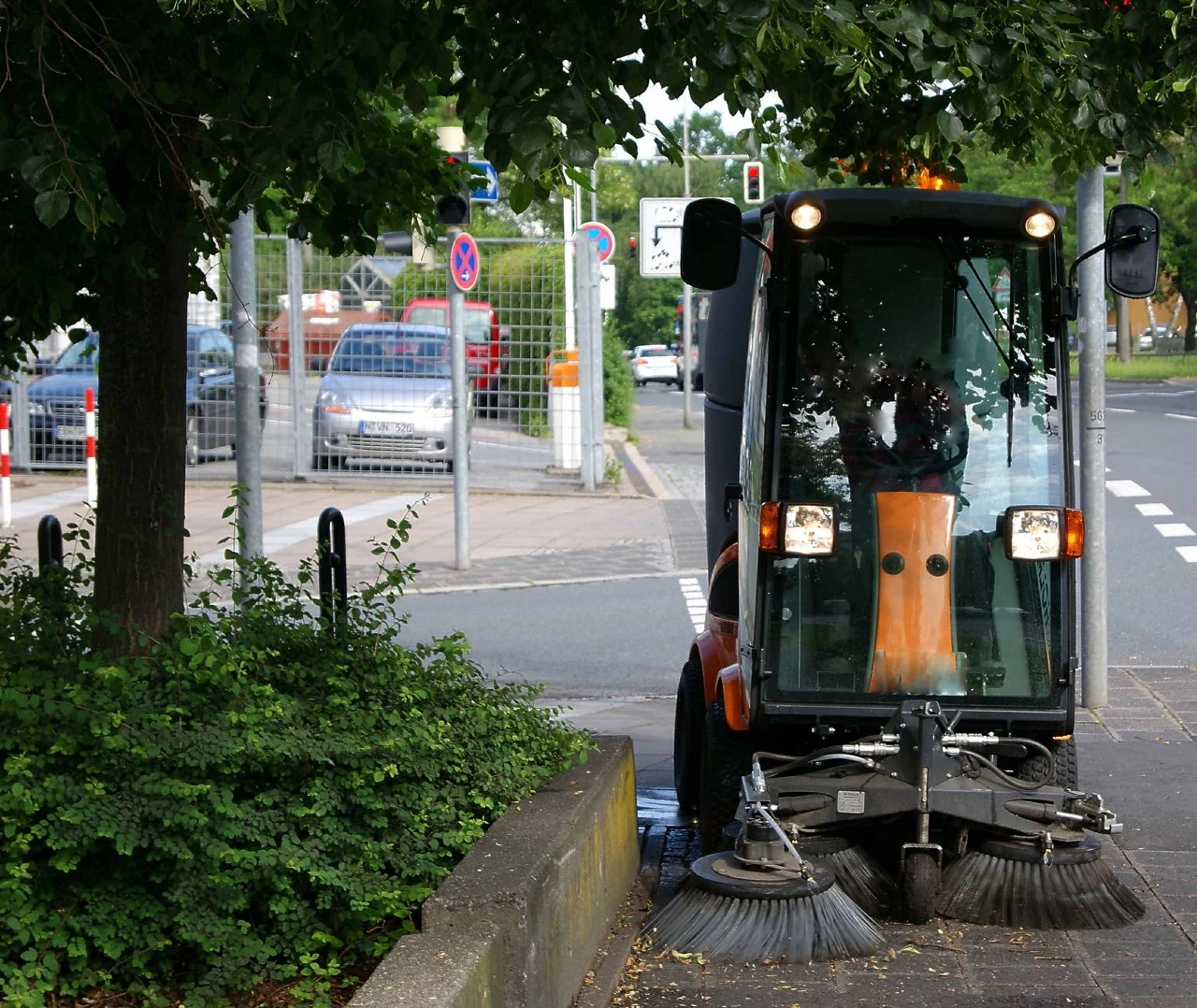 Kompakte Kehrmaschine bei der Außenflächenreinigung
