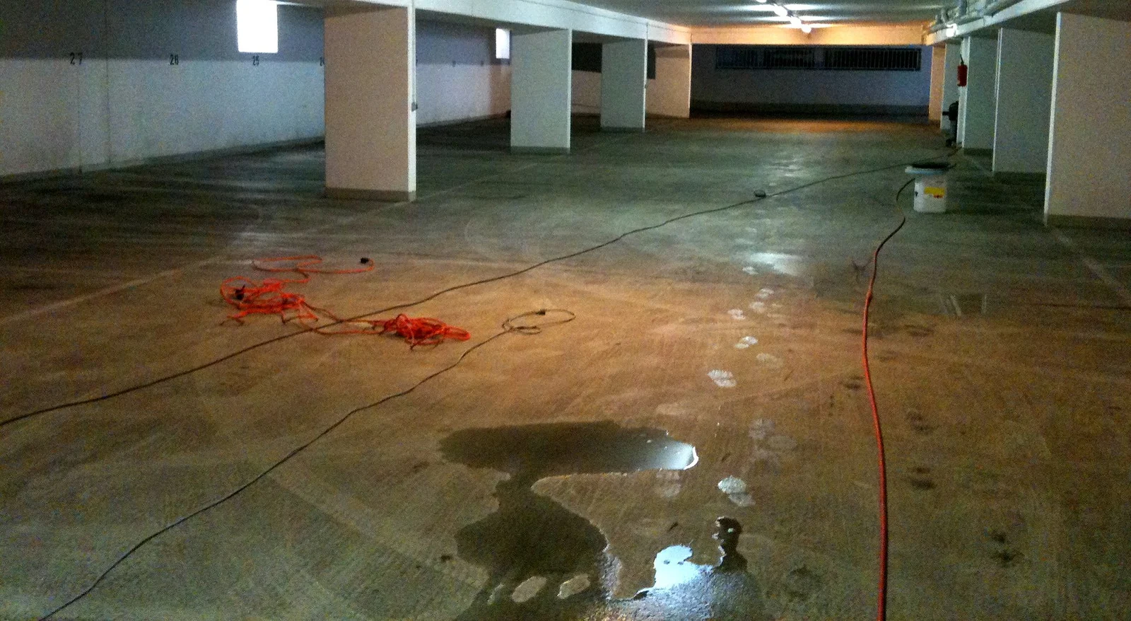 Reinigung einer großen Tiefgaragenfläche