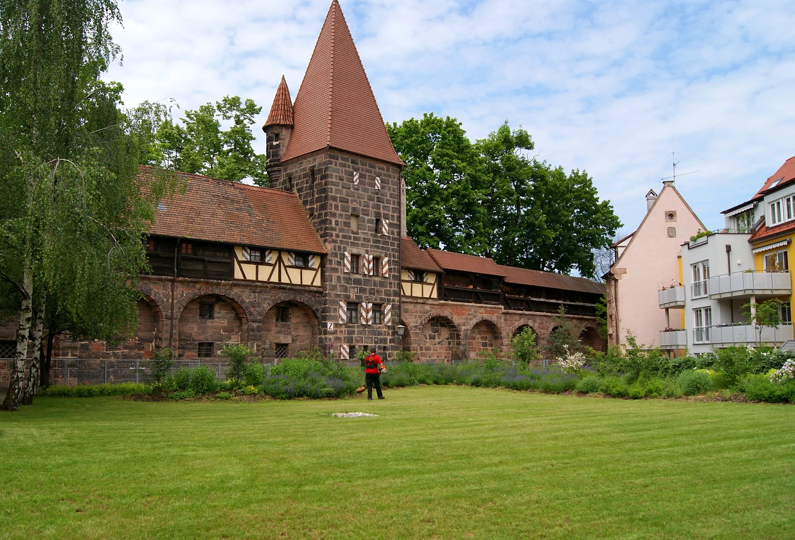 Große gepflegte Rasenfläche vor einer historischen Anlage