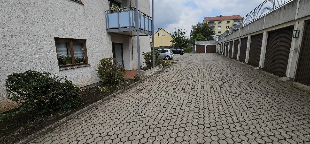 Gepflegter Hof und saubere Zufahrt einer Wohnanlage