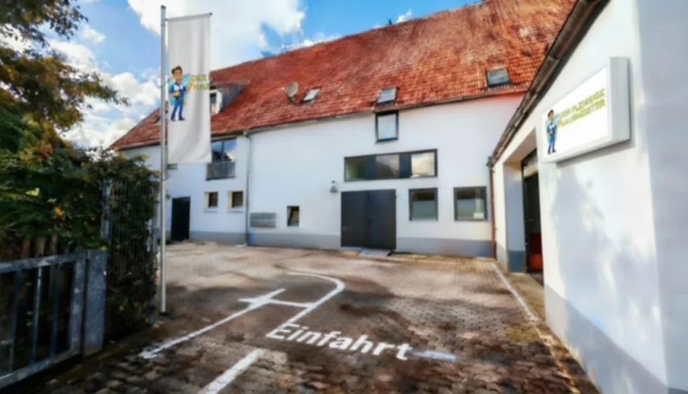 Firmensitz von Der fleißige Hausmeister mit Einfahrt und Firmenbeschilderung